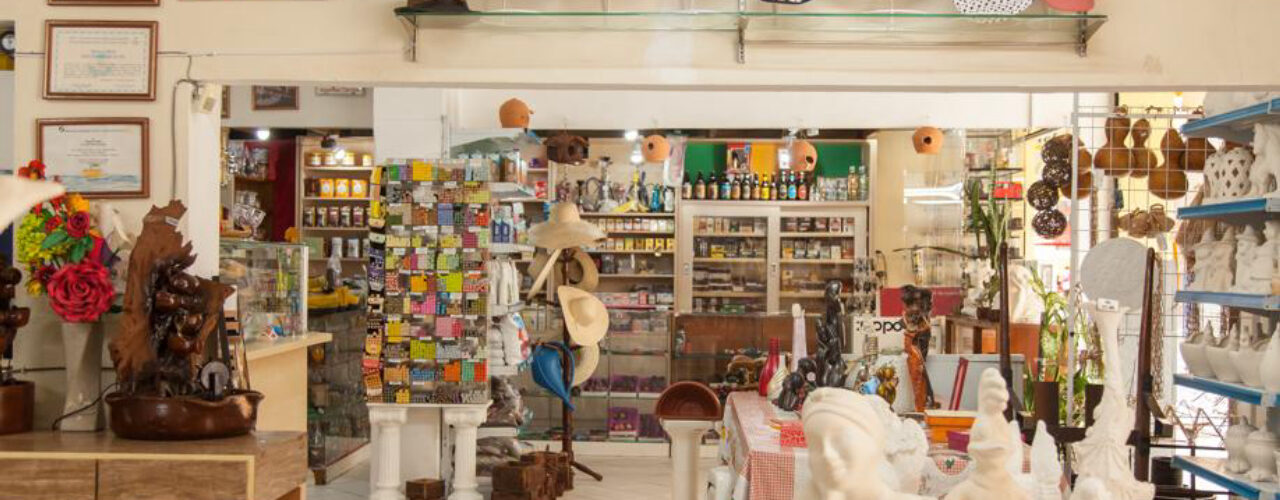 Telas para pintura e tela escócia, parafina, essências e uma grande variedade de incensos. Além de produtos para sua cerveja caseira.